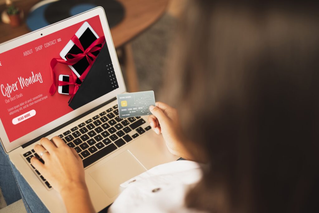 woman shopping through ecommerce with her credit card