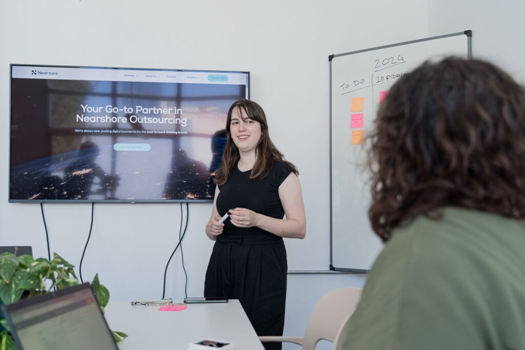 team leader giving a presentation at the office to generate team motivation